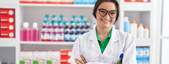 Une pharmacienne à l'accueil d'une pharmacie