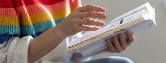 Une personne en train de lire un livre